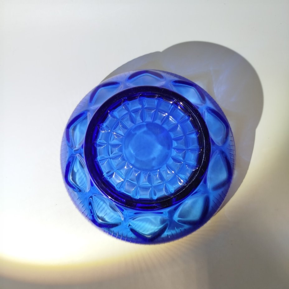 Конфетница с рельефным декором синего цвета