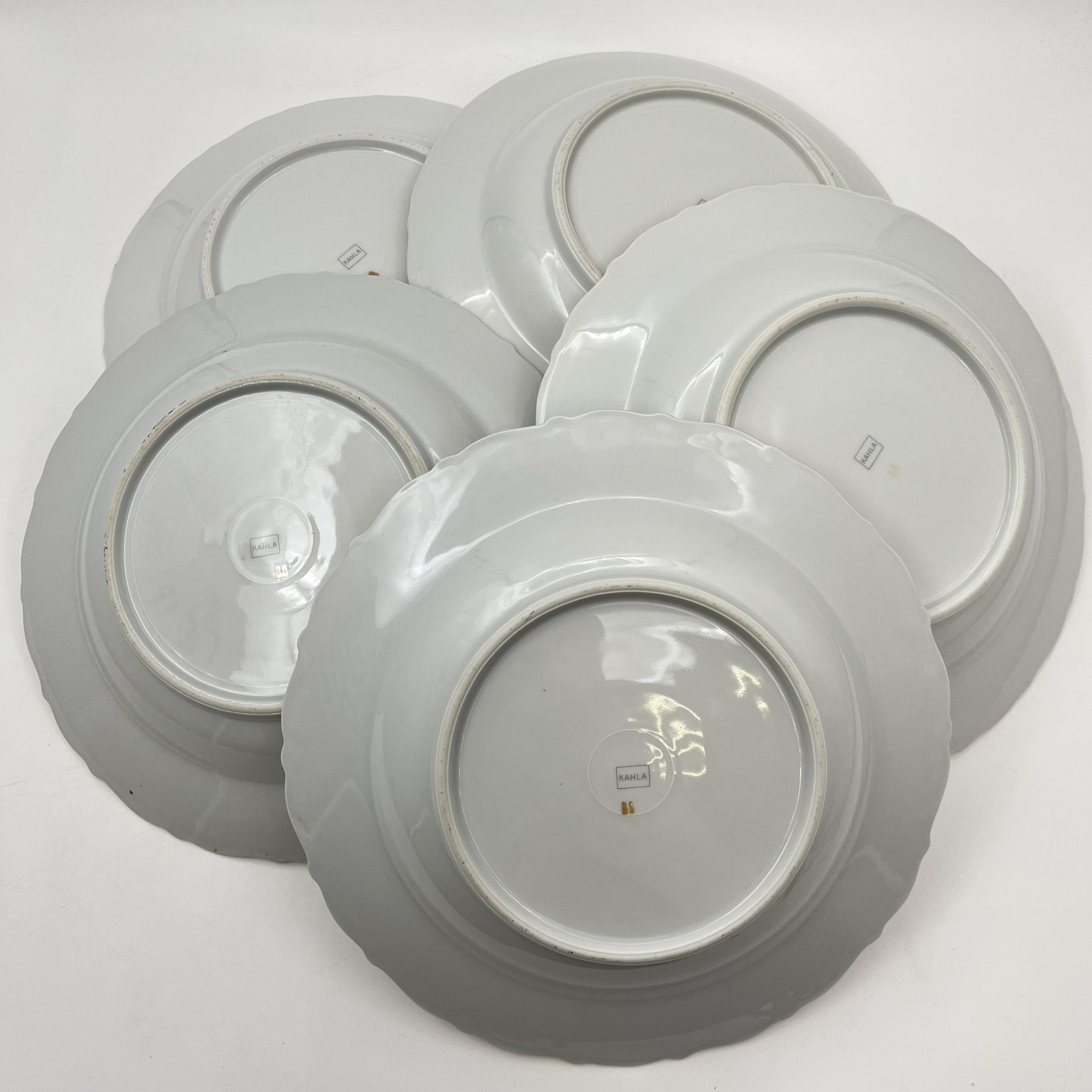 Набор из 5-ти суповых тарелок с цветочным декором и рельефным бортом, фарфор, деколь, золочение, Kahla, Германия, 1937-1956 гг.