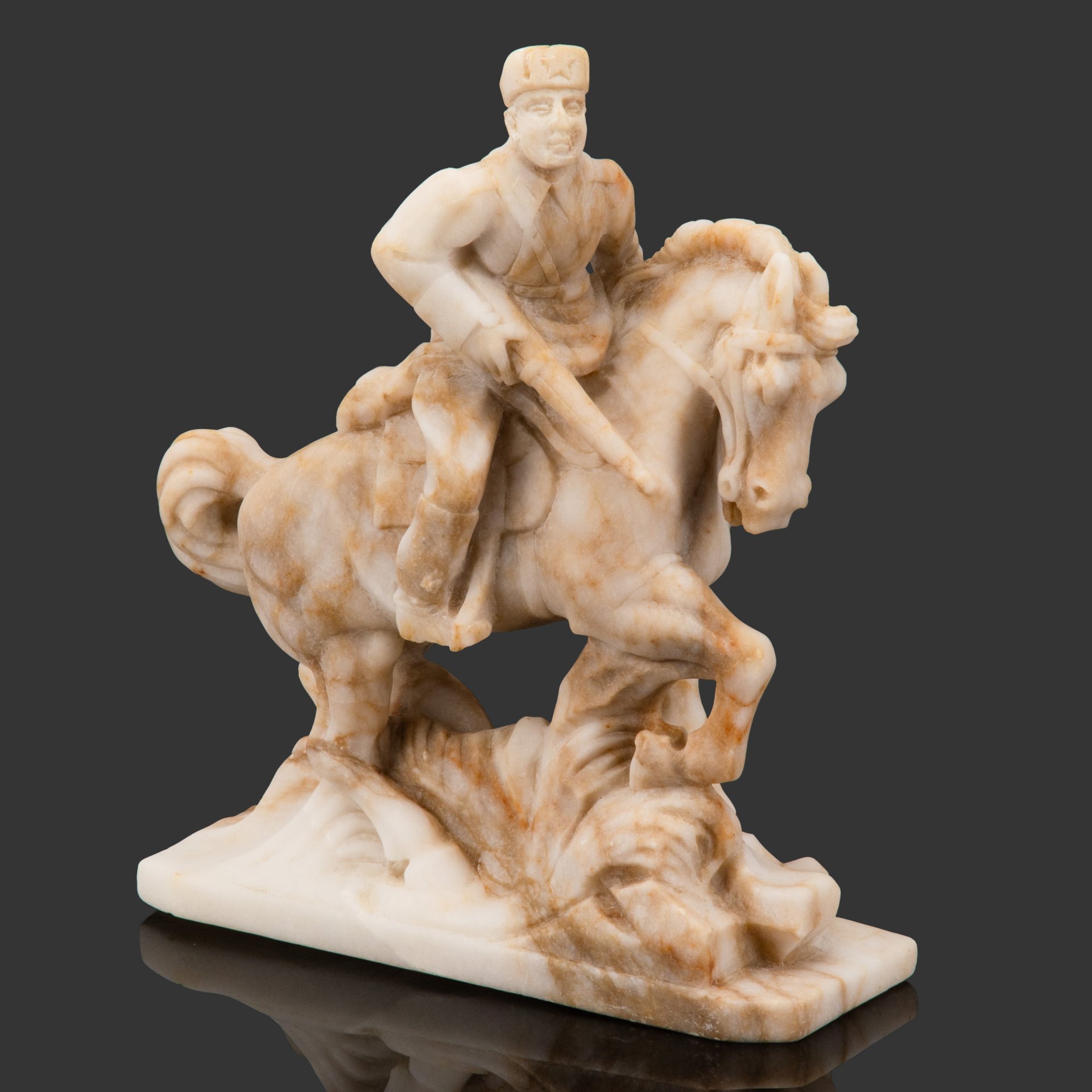 Скульптура "Красноармеец на коне" (из одноименного чернильного прибора), автор модели  Баландин П.А., Камнерезная артель "Борнуковская пещера", ангидрит, резьба, СССР, 1940-1950 гг.