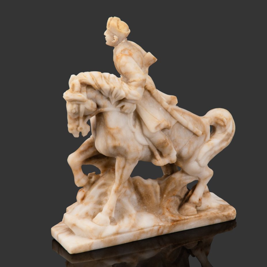 Скульптура "Красноармеец на коне" (из одноименного чернильного прибора), автор модели  Баландин П.А., Камнерезная артель "Борнуковская пещера", ангидрит, резьба