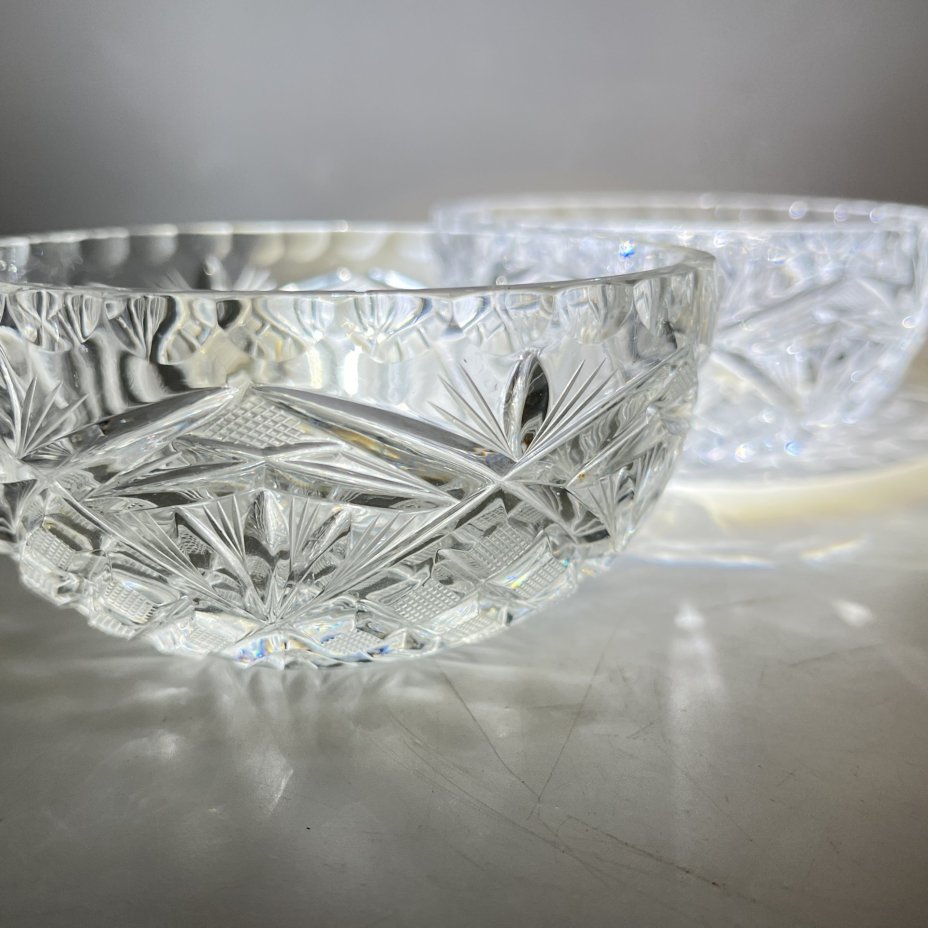 Две розетки с резным геометрическим декором