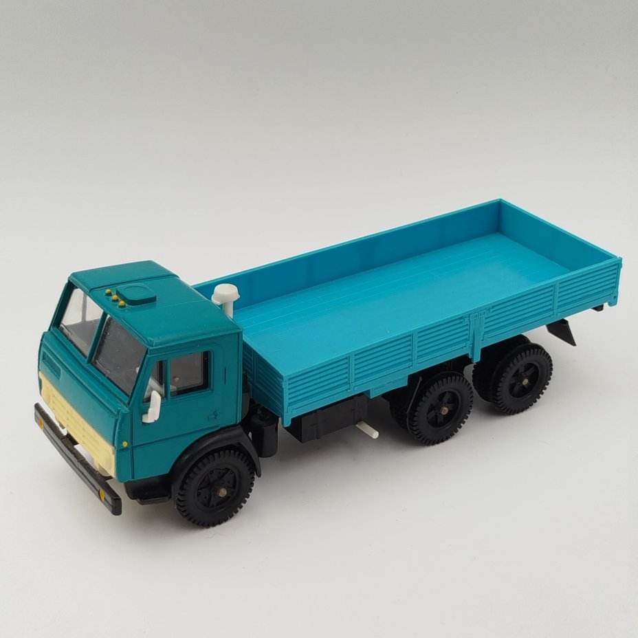 Модель автомобиля "Камаз-5320" (1:43)