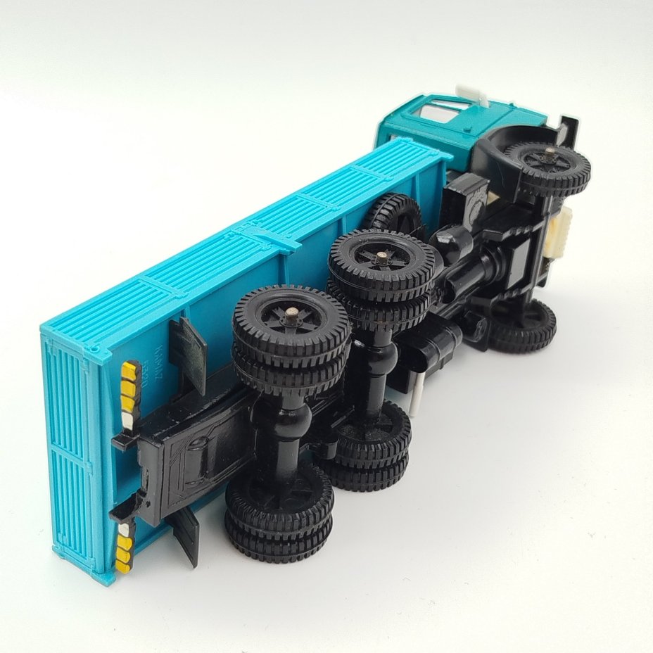 Модель автомобиля "Камаз-5320" (1:43)