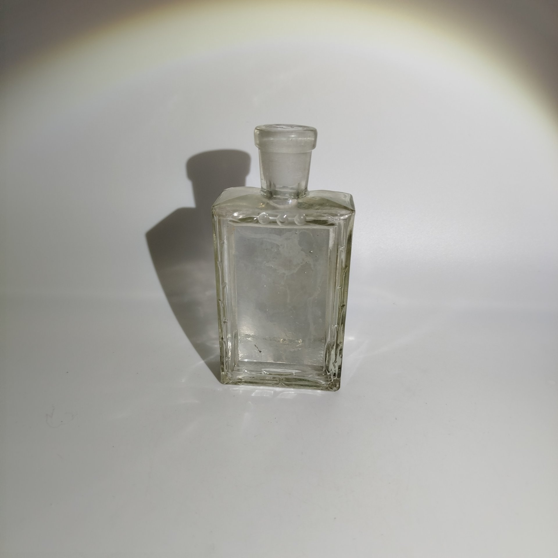 Флакон парфюмерный с растительным декором по периметру, стекло, Западная Европа, 1900-1940 гг.