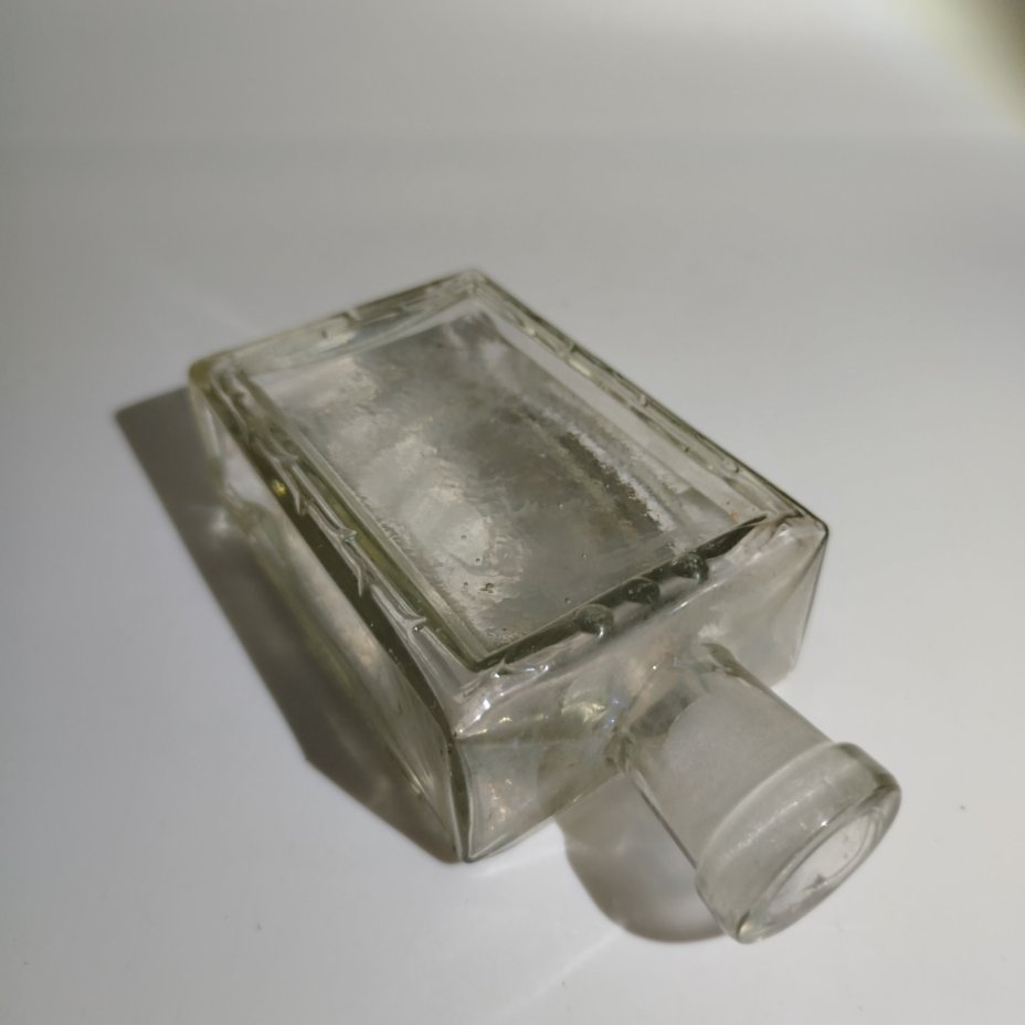 Флакон парфюмерный с растительным декором по периметру, стекло, Западная Европа, 1900-1940 гг.