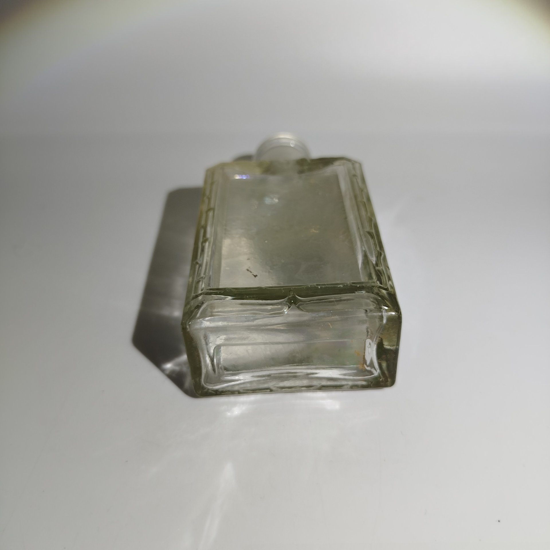 Флакон парфюмерный с растительным декором по периметру, стекло, Западная Европа, 1900-1940 гг.