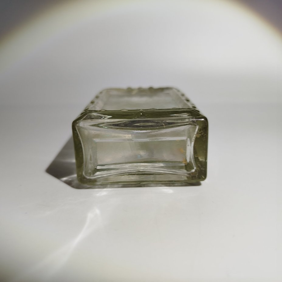 Флакон парфюмерный с растительным декором по периметру, стекло, Западная Европа, 1900-1940 гг.