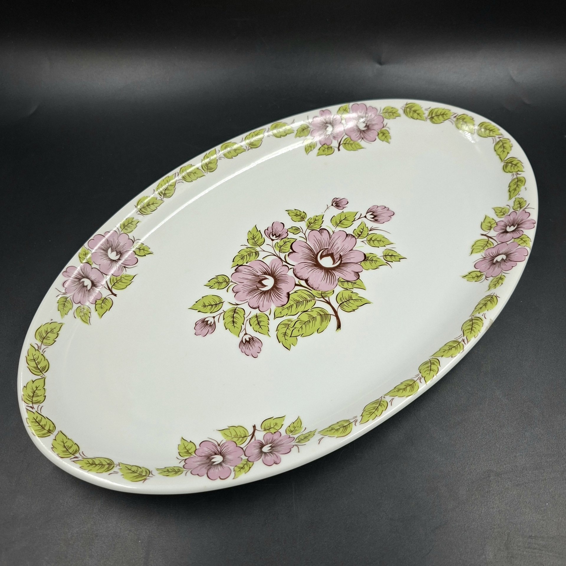 Блюдо овальное с цветочным декором в розово-зеленой гамме, фарфор, печать, Epiag Royal Czechoslovakia, Чехословакия, 1970-1990 гг.