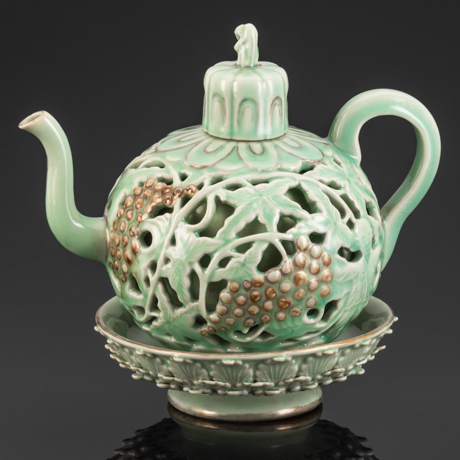 Чайник-кувшин для вина с двойными стенками в виде виноградных листьев и сборщиков винограда на подставке, по форме работ эпохи Косё, Корея, фарфор, крытье, золочение, Азия, 1920-1940 гг.