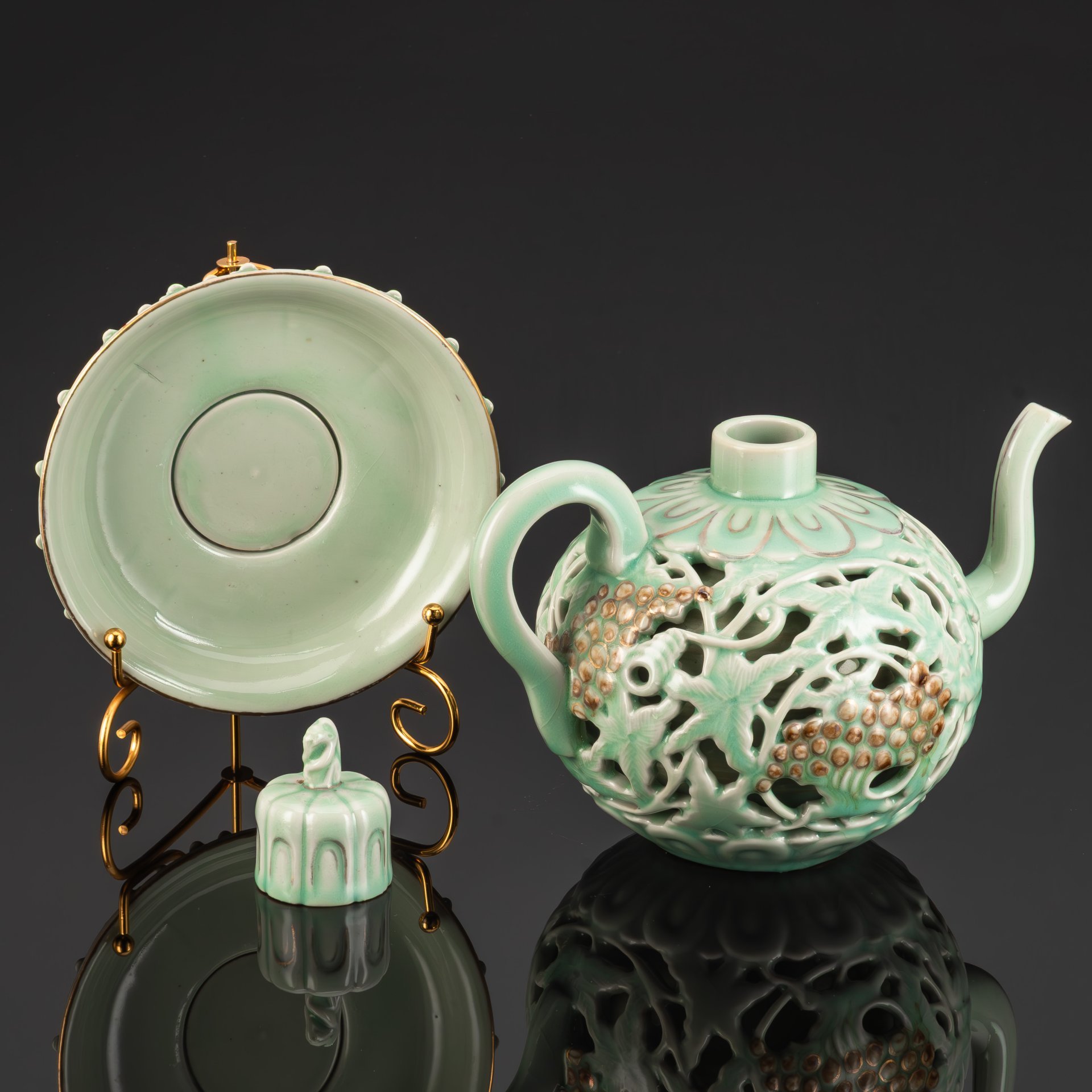 Чайник-кувшин для вина с двойными стенками в виде виноградных листьев и сборщиков винограда на подставке, по форме работ эпохи Косё, Корея, фарфор, крытье, золочение, Азия, 1920-1940 гг.