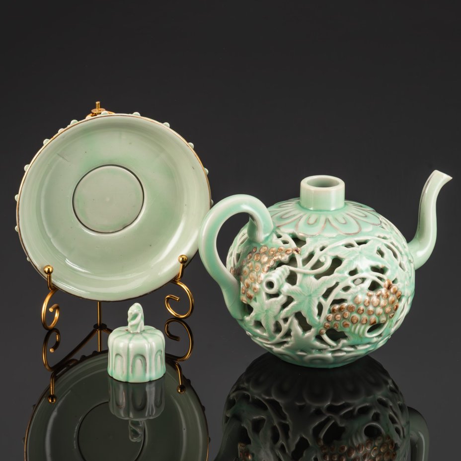 Чайник-кувшин для вина с двойными стенками в виде виноградных листьев и сборщиков винограда на подставке, по форме работ эпохи Косё, Корея