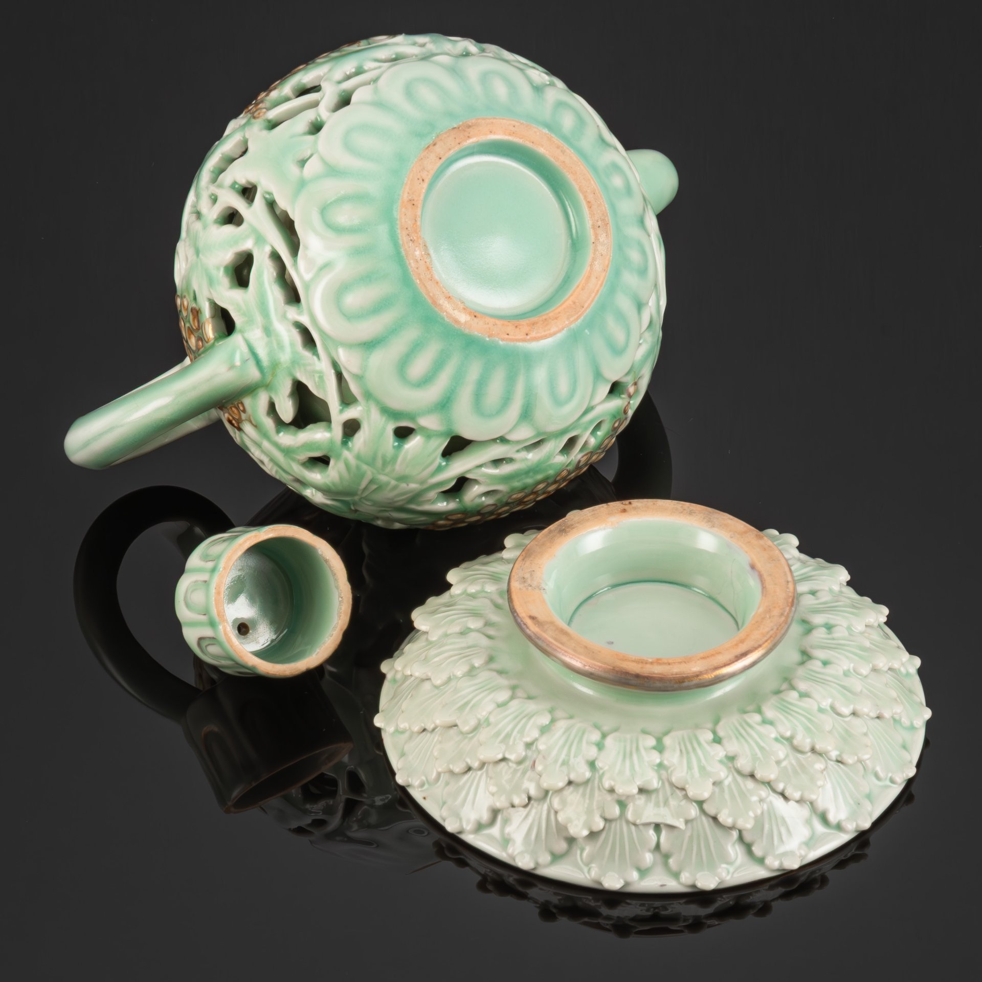 Чайник-кувшин для вина с двойными стенками в виде виноградных листьев и сборщиков винограда на подставке, по форме работ эпохи Косё, Корея, фарфор, крытье, золочение, Азия, 1920-1940 гг.