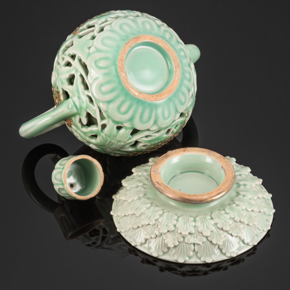 Чайник-кувшин для вина с двойными стенками в виде виноградных листьев и сборщиков винограда на подставке, по форме работ эпохи Косё, Корея