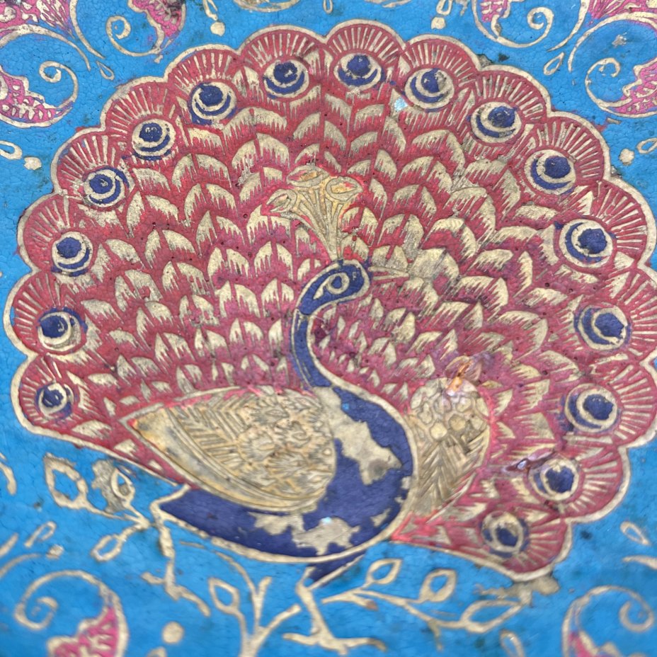 Фруктовница (конфетница), украшенная изображением павлина и восточным орнаментом