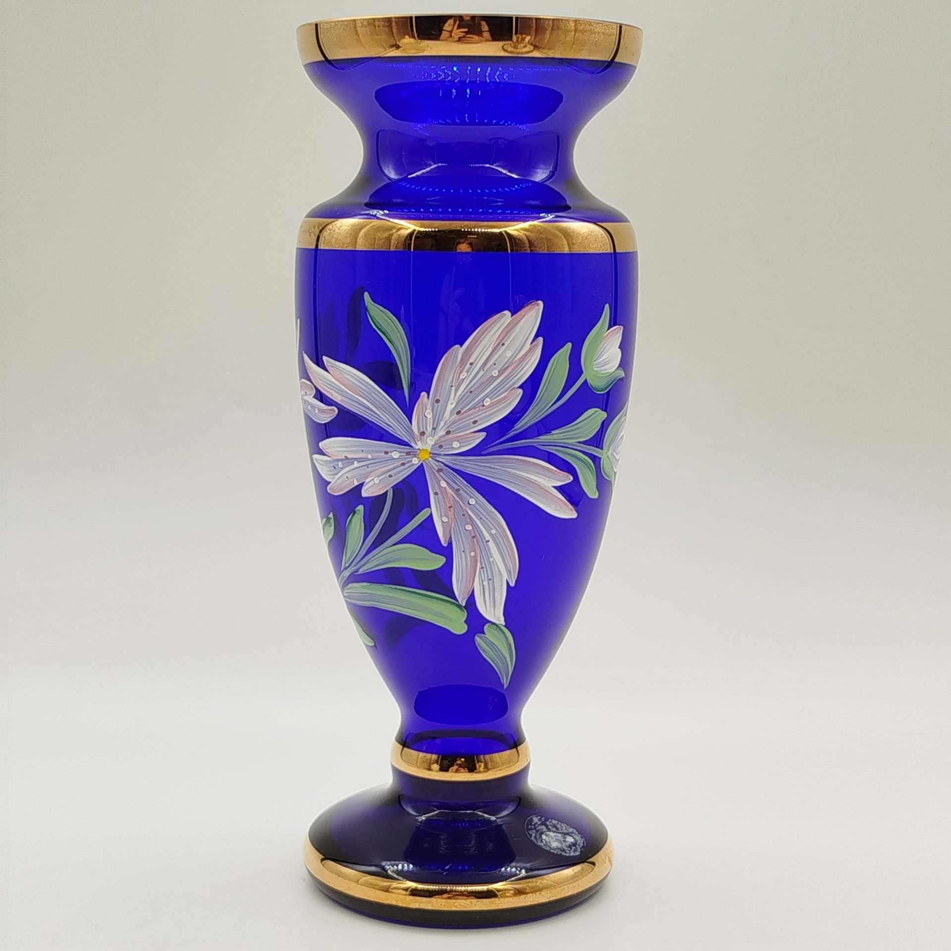 Ваза синего цвета оригинальной формы с растительным декором