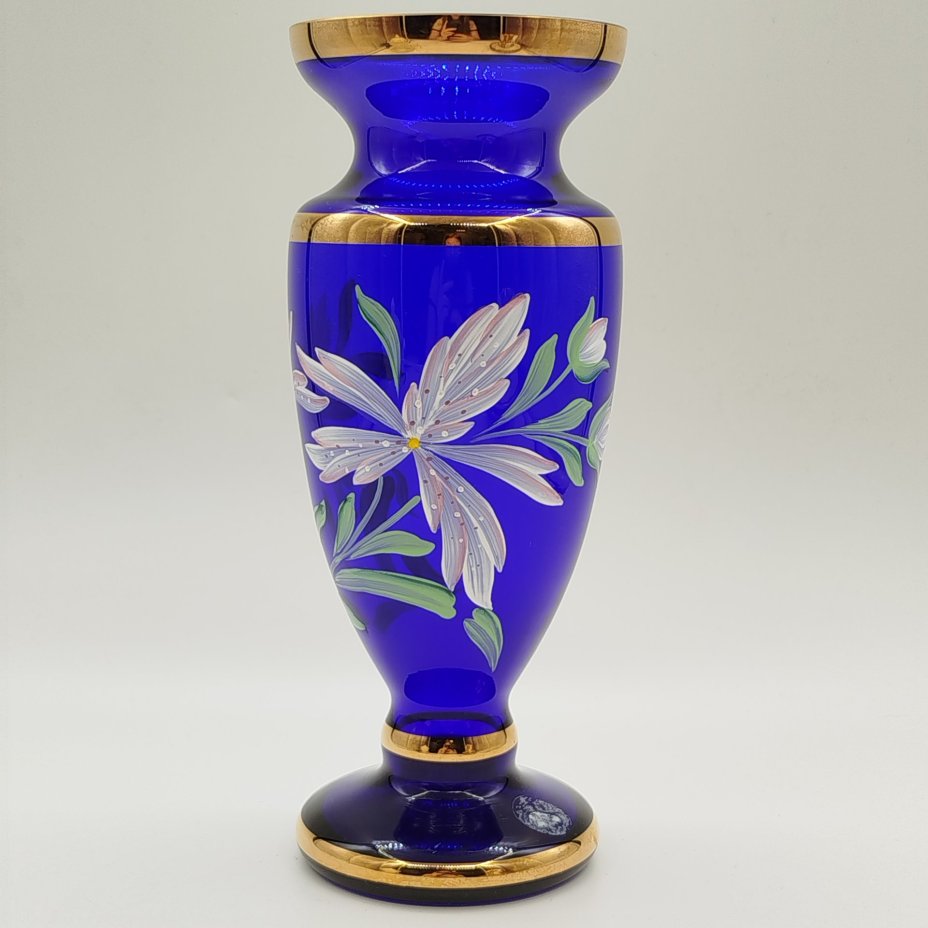 Ваза синего цвета оригинальной формы с растительным декором