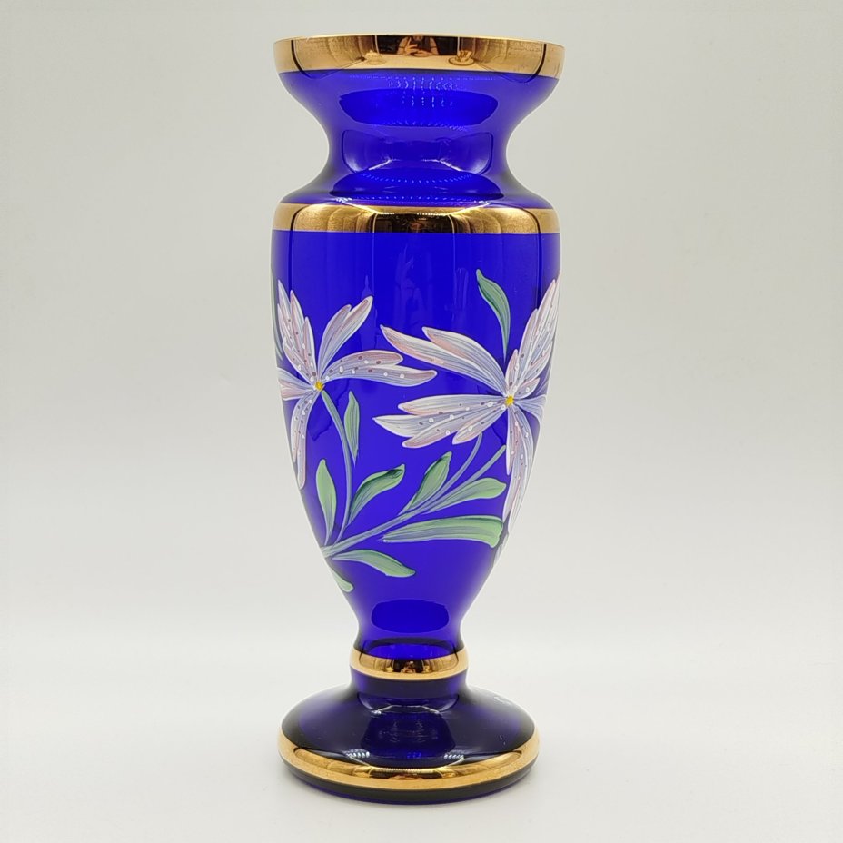 Ваза синего цвета оригинальной формы с растительным декором