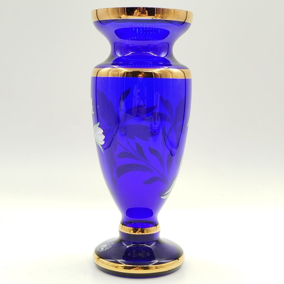 Ваза синего цвета оригинальной формы с растительным декором