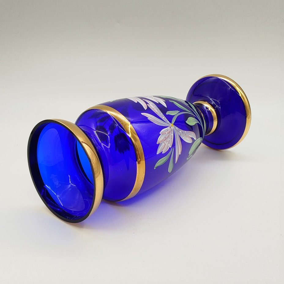 Ваза синего цвета оригинальной формы с растительным декором