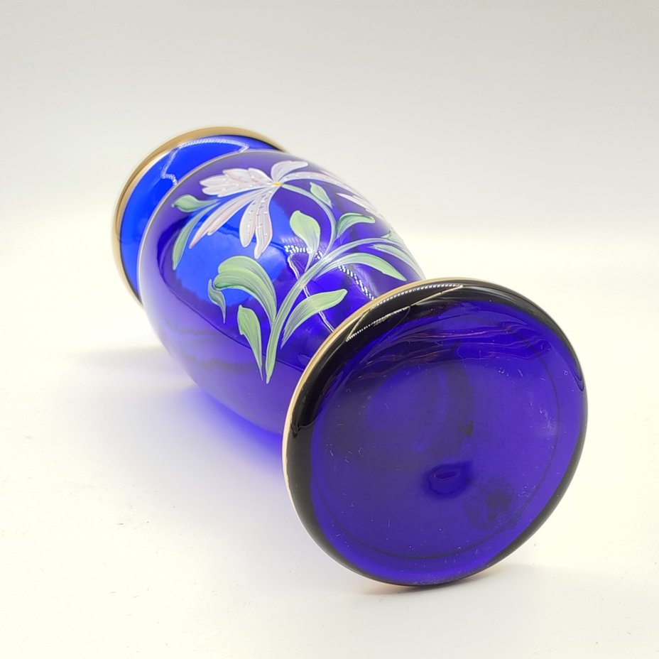 Ваза синего цвета оригинальной формы с растительным декором