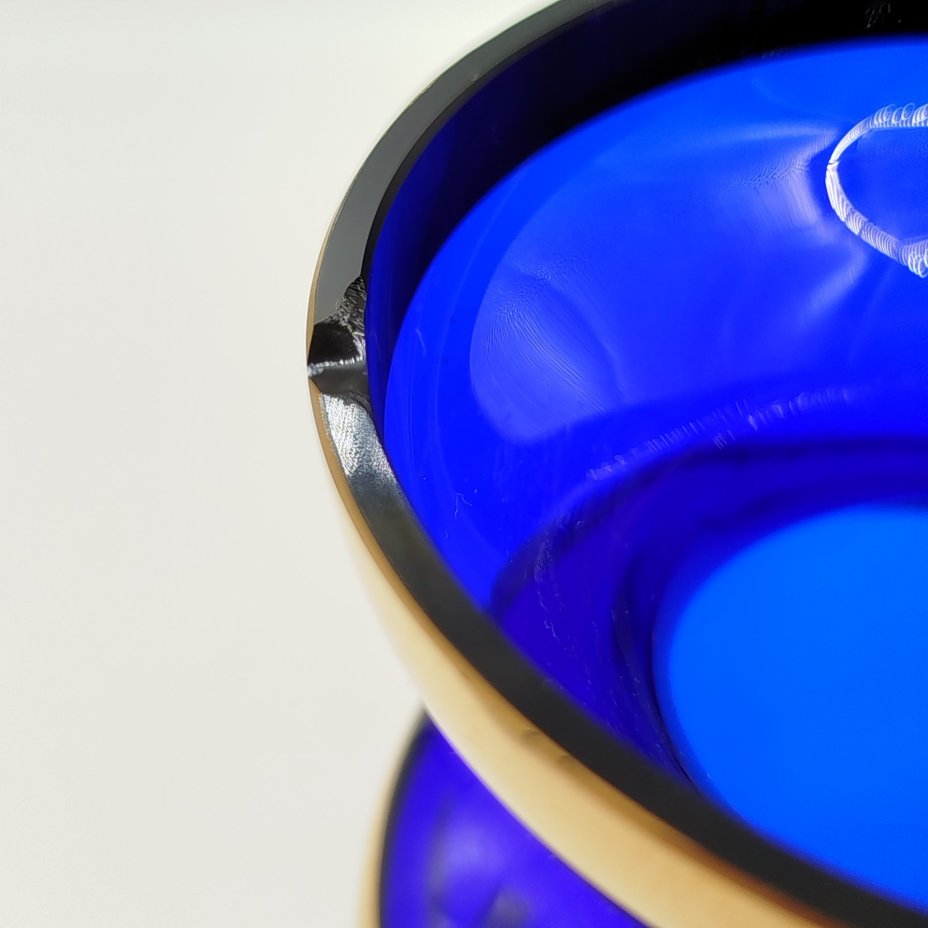 Ваза синего цвета оригинальной формы с растительным декором