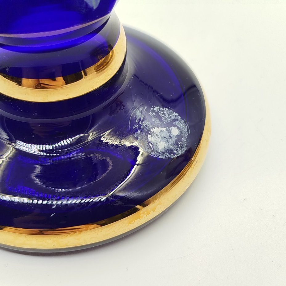 Ваза синего цвета оригинальной формы с растительным декором