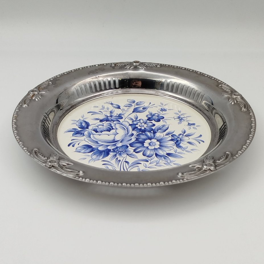 Блюдо сервировочное, с прорезным бортом, украшенное изображением цветов на эмалевой вставке