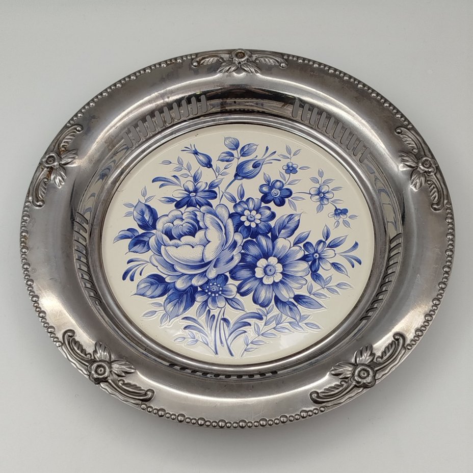 Блюдо сервировочное, с прорезным бортом, украшенное изображением цветов на эмалевой вставке