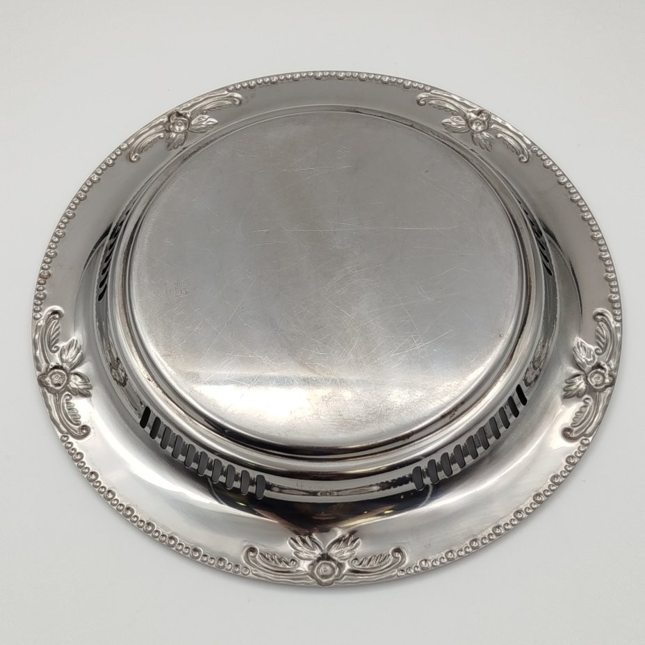 Блюдо сервировочное, с прорезным бортом, украшенное изображением цветов на эмалевой вставке