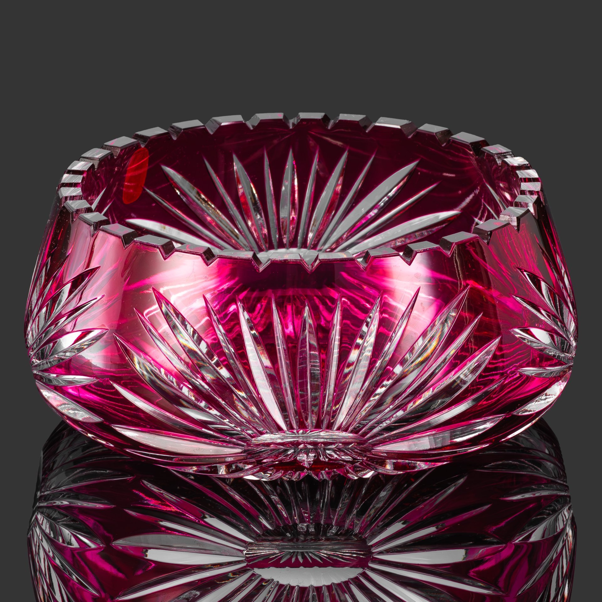 Салатник (конфетница) малинового оттенка со звездчатым декором и зубчатым краем, хрусталь, нацвет, алмазная грань, Echt Bleikristall, ГДР, 1970-1990 гг.