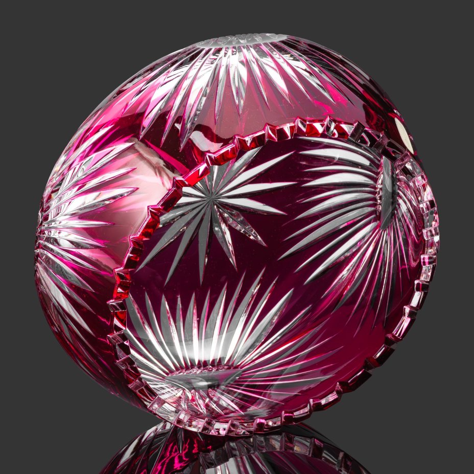 Салатник (конфетница) малинового оттенка со звездчатым декором и зубчатым краем, хрусталь, нацвет, алмазная грань, Echt Bleikristall, ГДР, 1970-1990 гг.