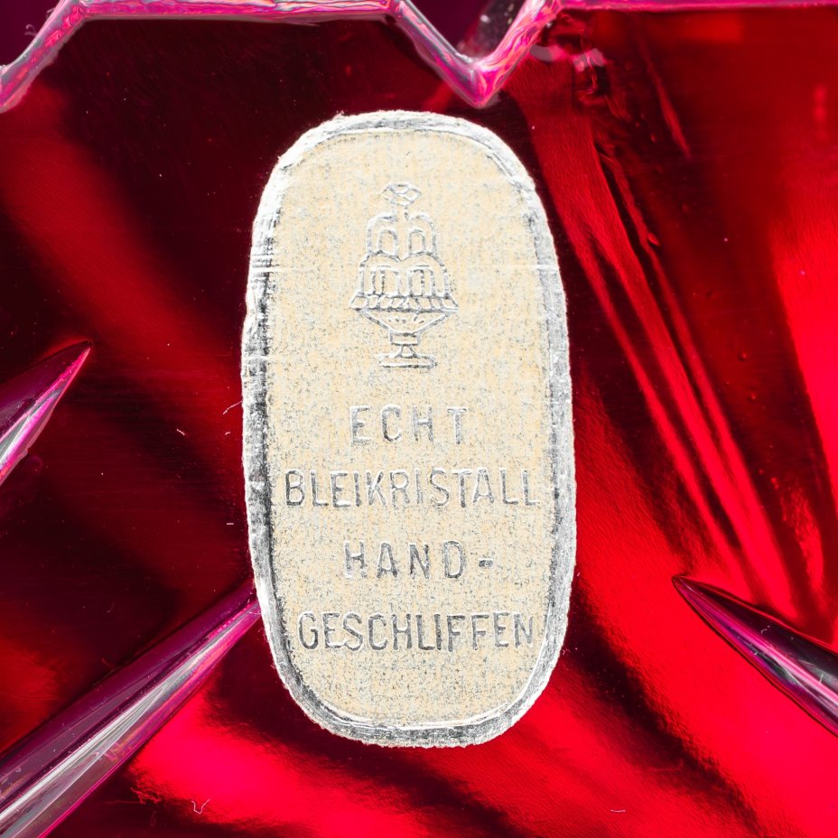 Салатник (конфетница) малинового оттенка со звездчатым декором и зубчатым краем, хрусталь, нацвет, алмазная грань, Echt Bleikristall, ГДР, 1970-1990 гг.