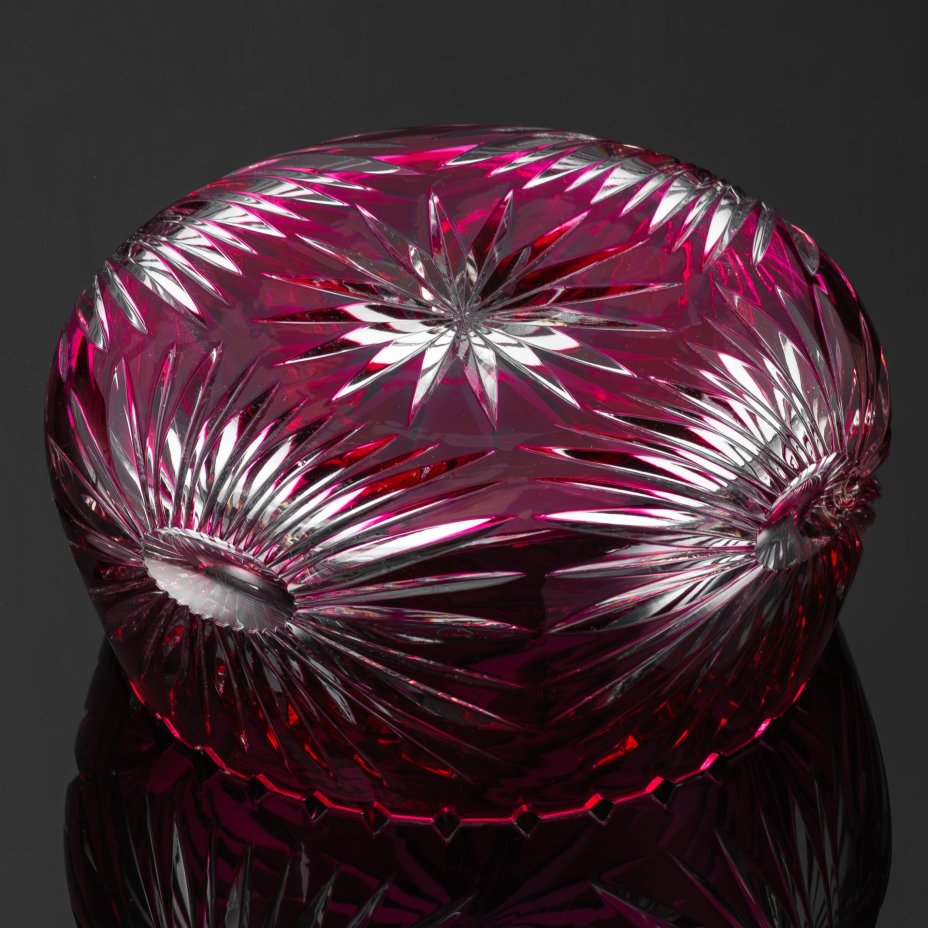 Салатник (конфетница) малинового оттенка со звездчатым декором и зубчатым краем, хрусталь, нацвет, алмазная грань, Echt Bleikristall, ГДР, 1970-1990 гг.