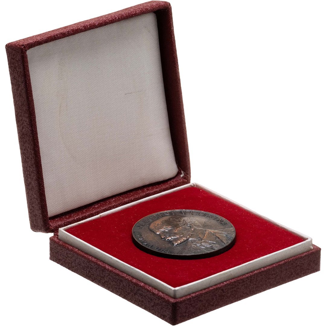 Памятная настольная медаль в честь 100-летия со дня рождения В.И. Ленина в оригинальном футляре, томпак