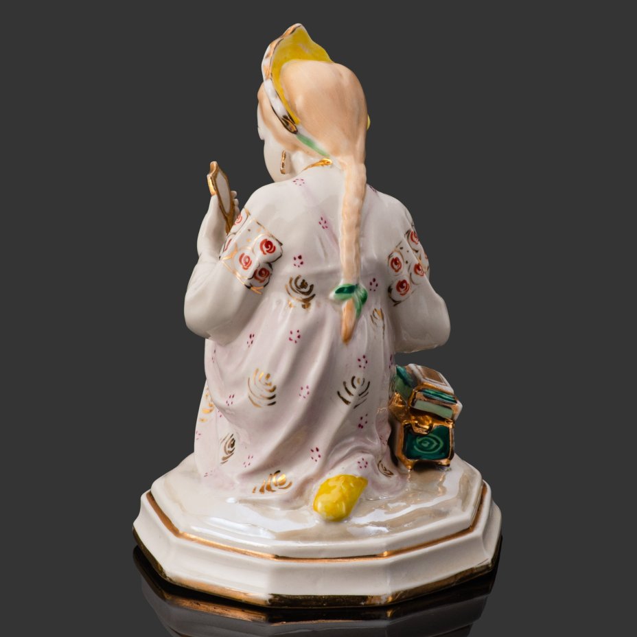 Статуэтка "Малахитовая шкатулка" ("Танюшка и тятино подаренье"), скульптор О.М. Богданова, фарфор, роспись, золочение, люстр, Ленинградский завод фарфоровых изделий (ЛЗФИ), СССР, 1956-1967 гг.