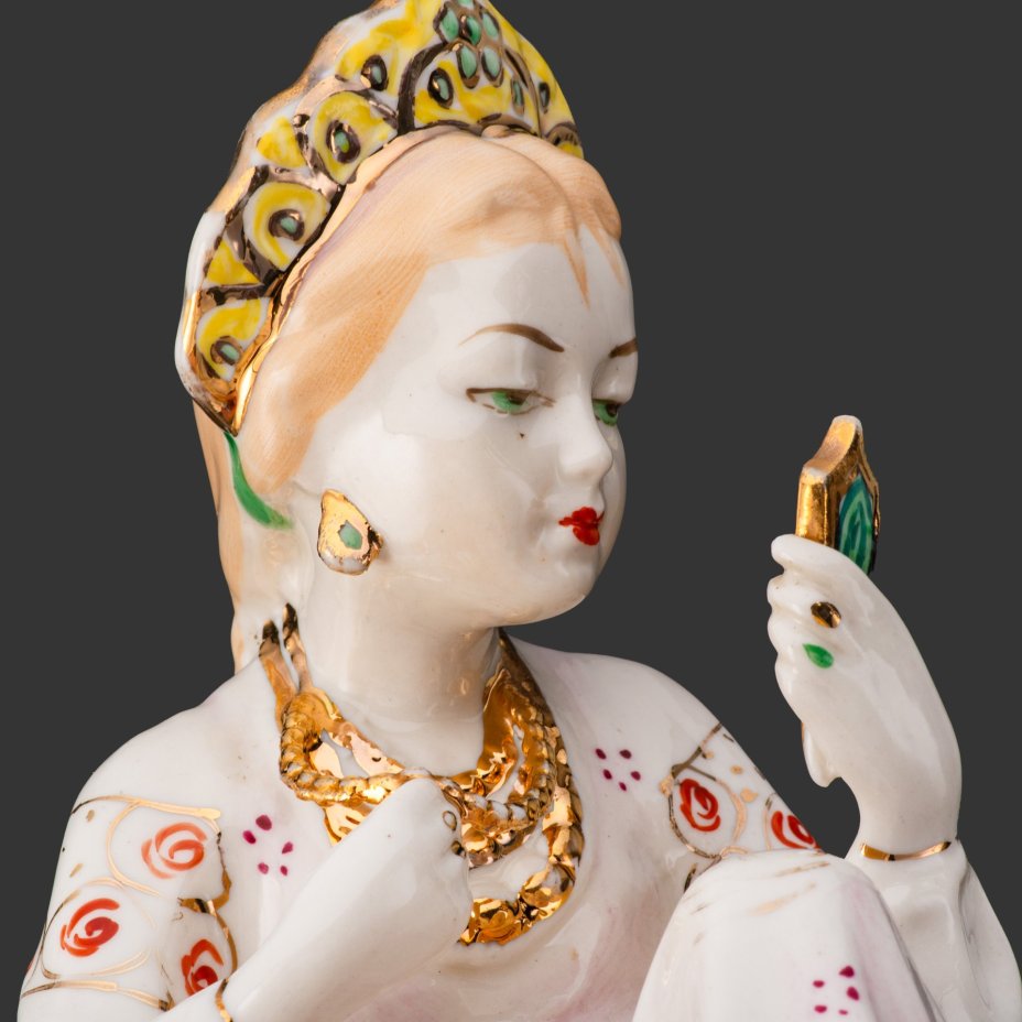 Статуэтка "Малахитовая шкатулка" ("Танюшка и тятино подаренье"), скульптор О.М. Богданова, фарфор, роспись, золочение, люстр, Ленинградский завод фарфоровых изделий (ЛЗФИ), СССР, 1956-1967 гг.