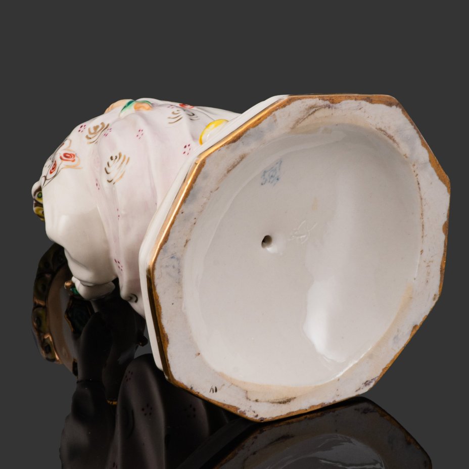 Статуэтка "Малахитовая шкатулка" ("Танюшка и тятино подаренье"), скульптор О.М. Богданова, фарфор, роспись, золочение, люстр, Ленинградский завод фарфоровых изделий (ЛЗФИ), СССР, 1956-1967 гг.