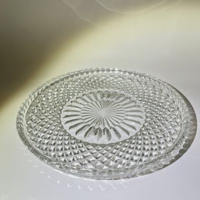Круглое сервировочное блюдо (тортница) с объемным декором, хрусталь, алмазная грань, СССР, 1970-1990 гг.