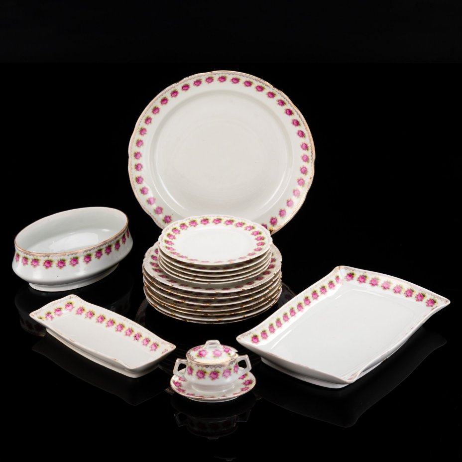 Сервиз столовый с орнаментом в виде роз на 5 персон (17 предметов), фарфор, деколь, золочение, Дулевский фарфоровый завод (Дулёво), СССР, 1926-1931 гг.