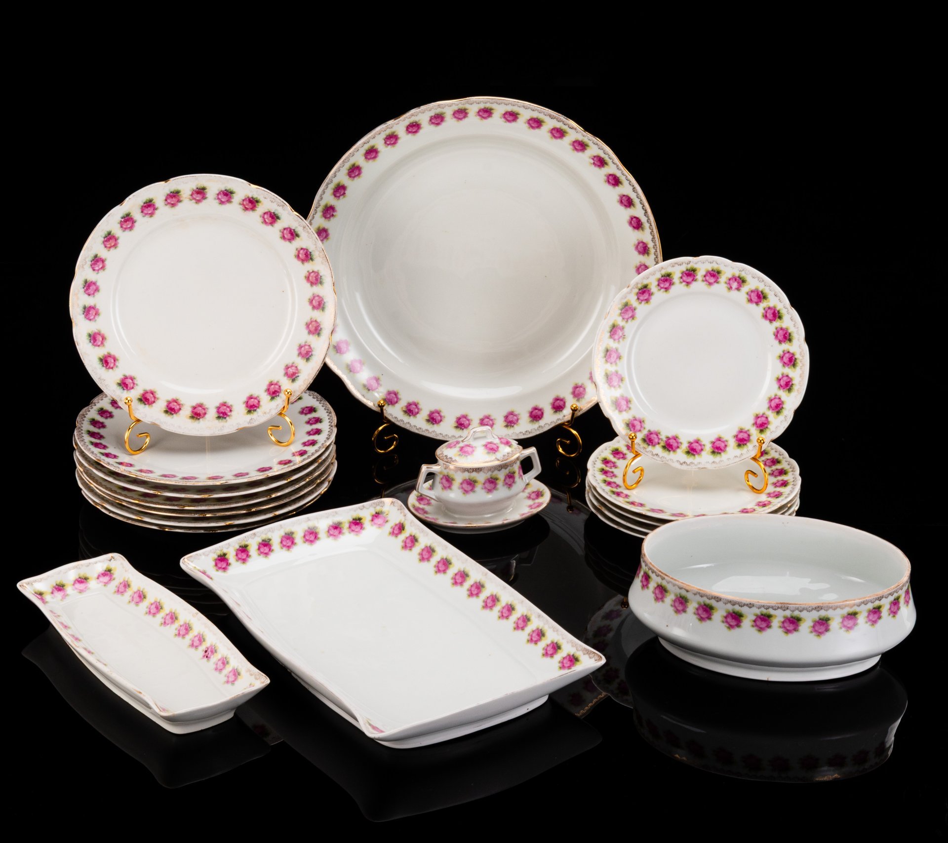 Сервиз столовый с орнаментом в виде роз на 5 персон (17 предметов), фарфор, деколь, золочение, Дулевский фарфоровый завод (Дулёво), СССР, 1926-1931 гг.