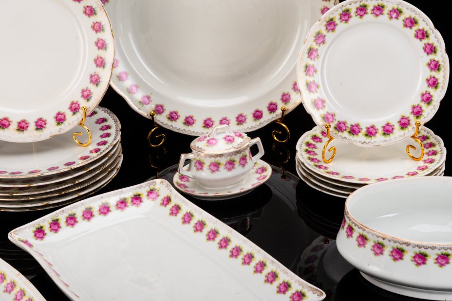 Сервиз столовый с орнаментом в виде роз на 5 персон (17 предметов), фарфор, деколь, золочение, Дулевский фарфоровый завод (Дулёво), СССР, 1926-1931 гг.