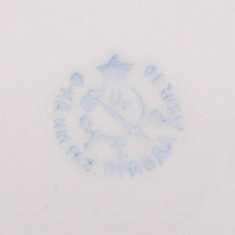 Сервиз столовый с орнаментом в виде роз на 5 персон (17 предметов), фарфор, деколь, золочение, Дулевский фарфоровый завод (Дулёво), СССР, 1926-1931 гг.