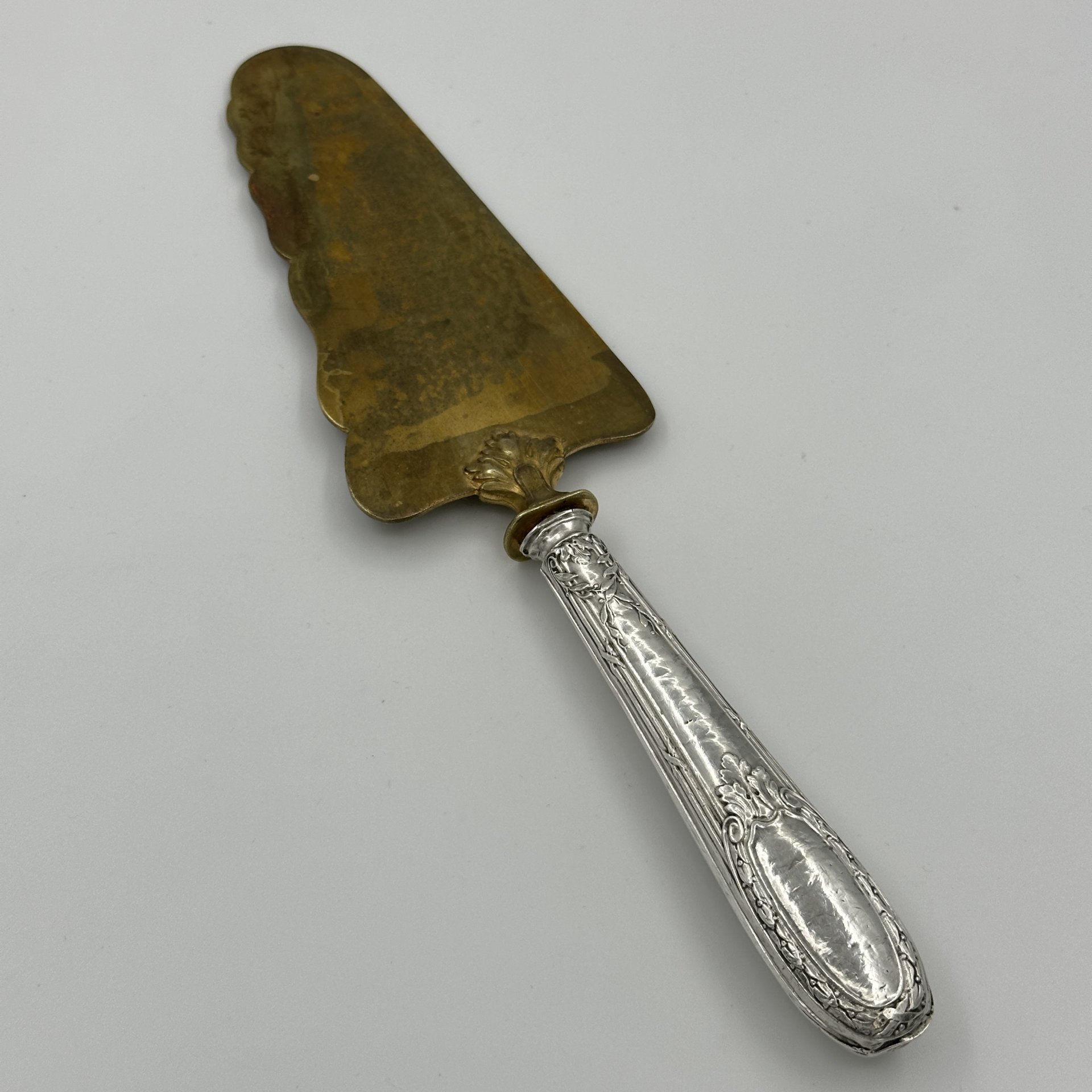 Лопатка для торта (десерта), украшенная украшенная цветочным декором