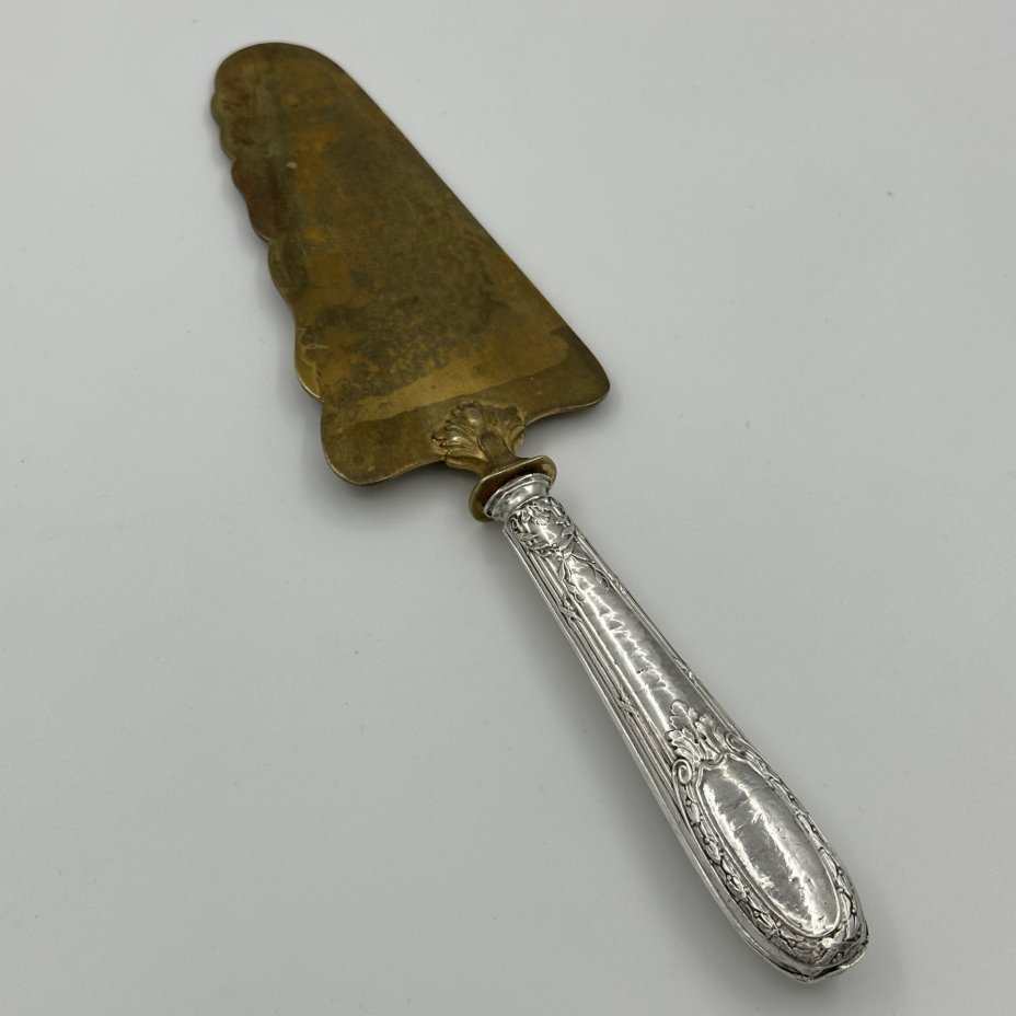 Лопатка для торта (десерта), украшенная украшенная цветочным декором