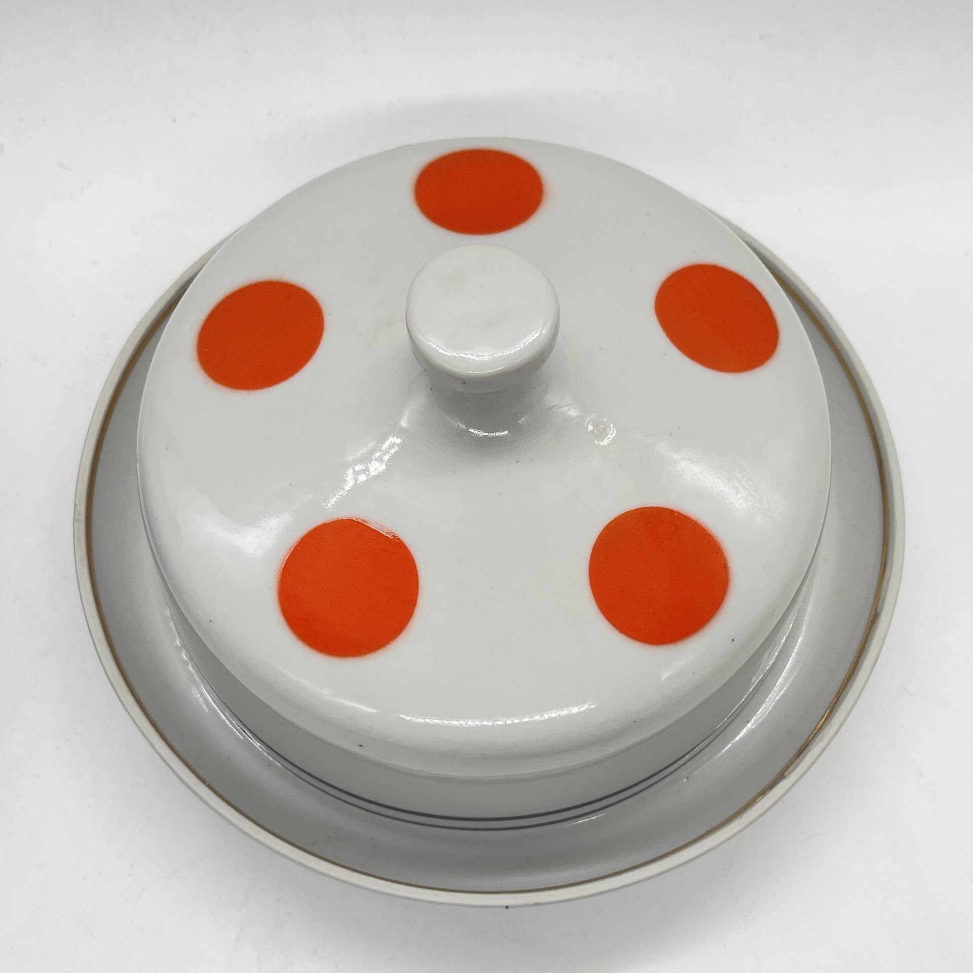 Масленка круглой формы с декором в виде гороха