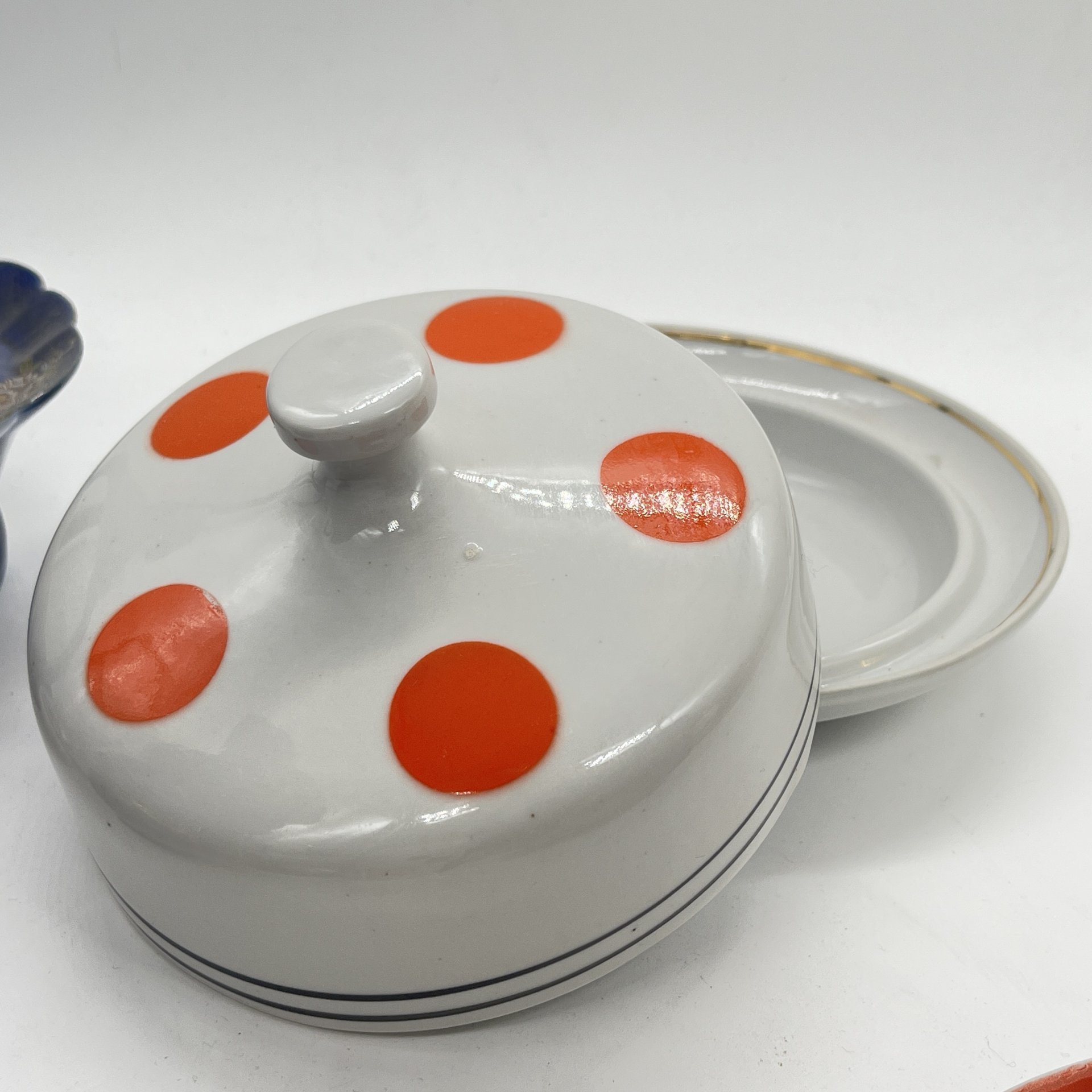 Масленка круглой формы с декором в виде гороха