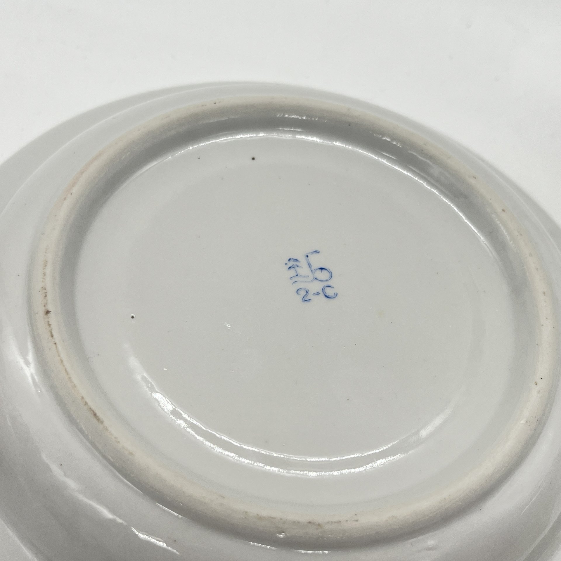 Масленка круглой формы с декором в виде гороха