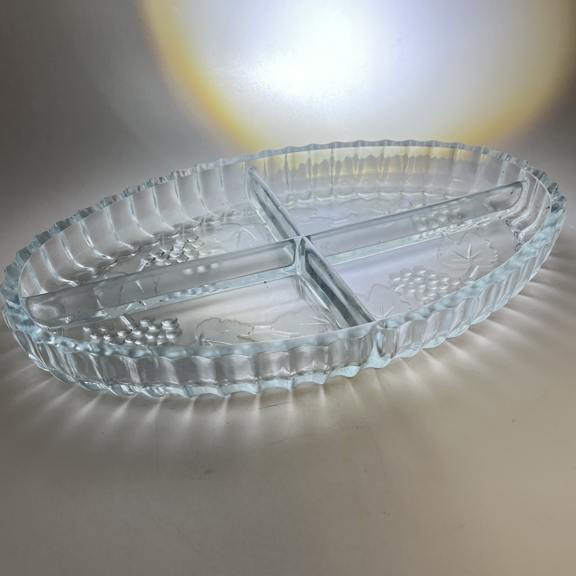 Большая менажница с декором в виде винограда