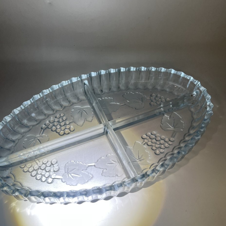 Большая менажница с декором в виде винограда