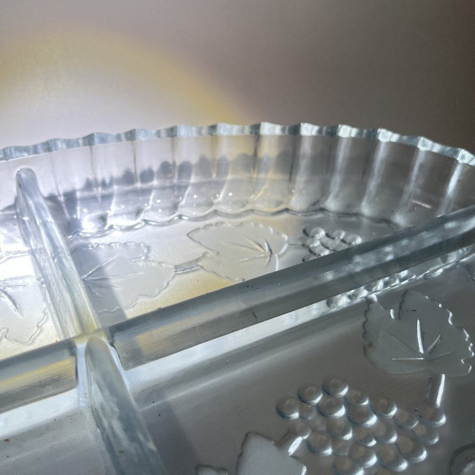 Большая менажница с декором в виде винограда